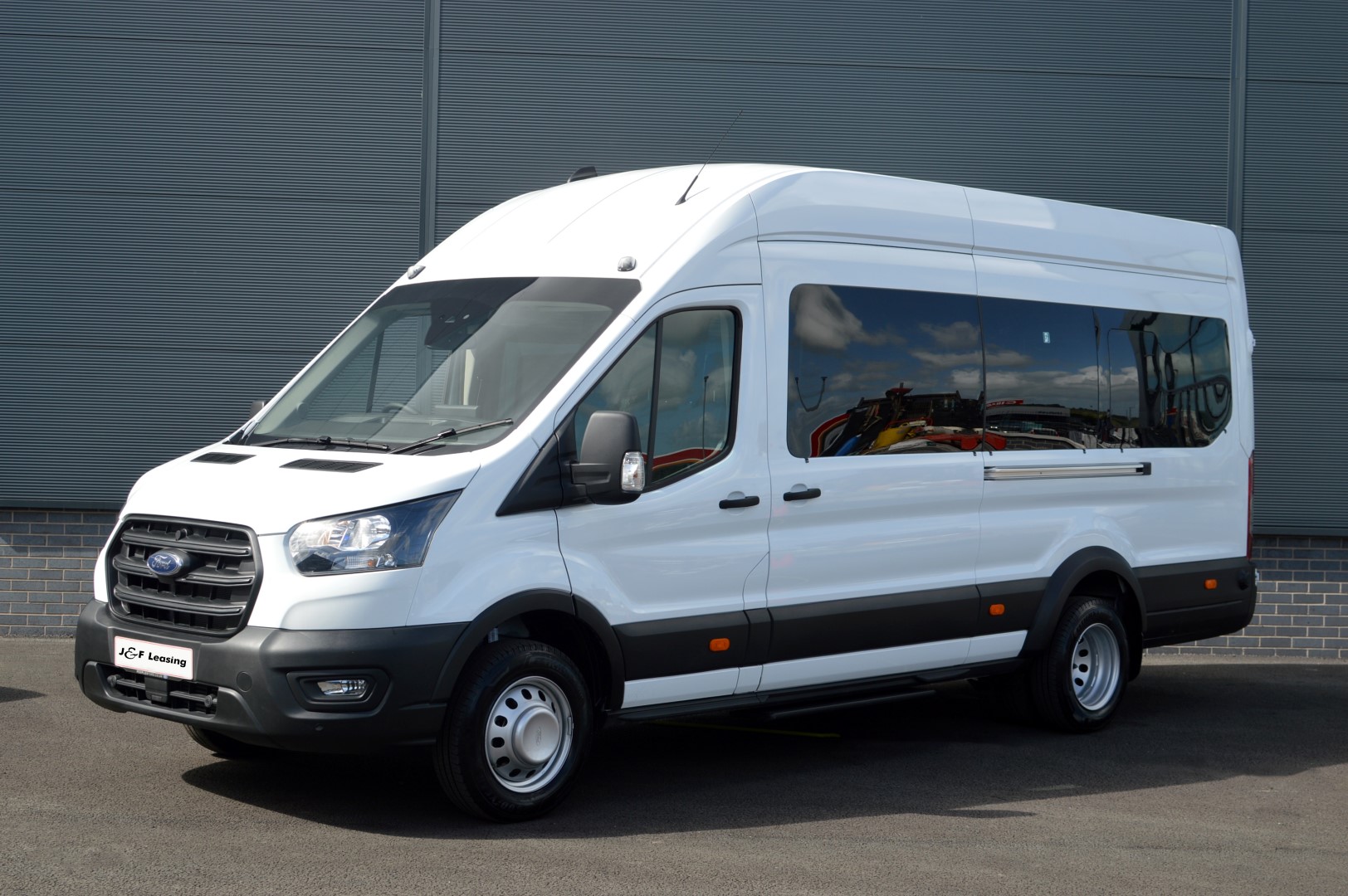Ford Transit Bus 17+1